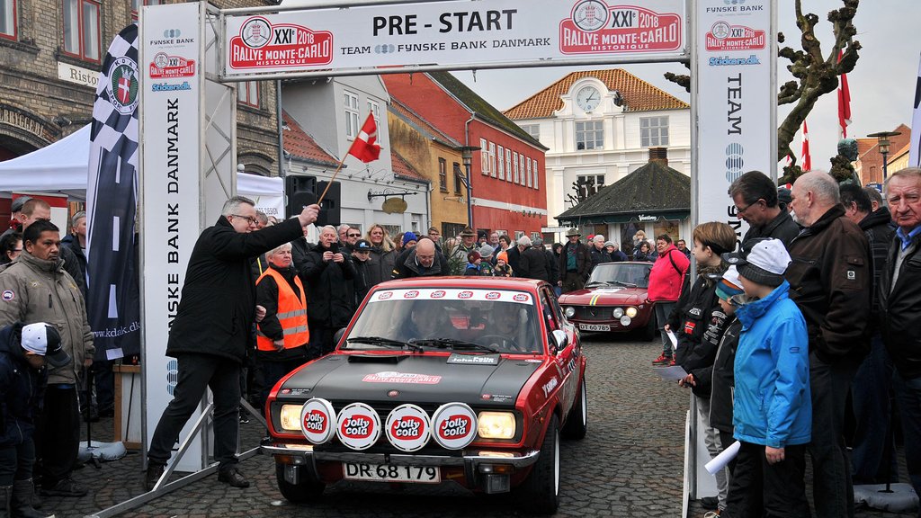 De lokale kørere fra Fyn, Lars Hindsgaul, Assens og Arne Pagh, Middelfart flages afsted fra torvet i Assens af borgmester Søren Steen Andersen, Assens
(Foto: Viggo Johansen, rallypics.dk)